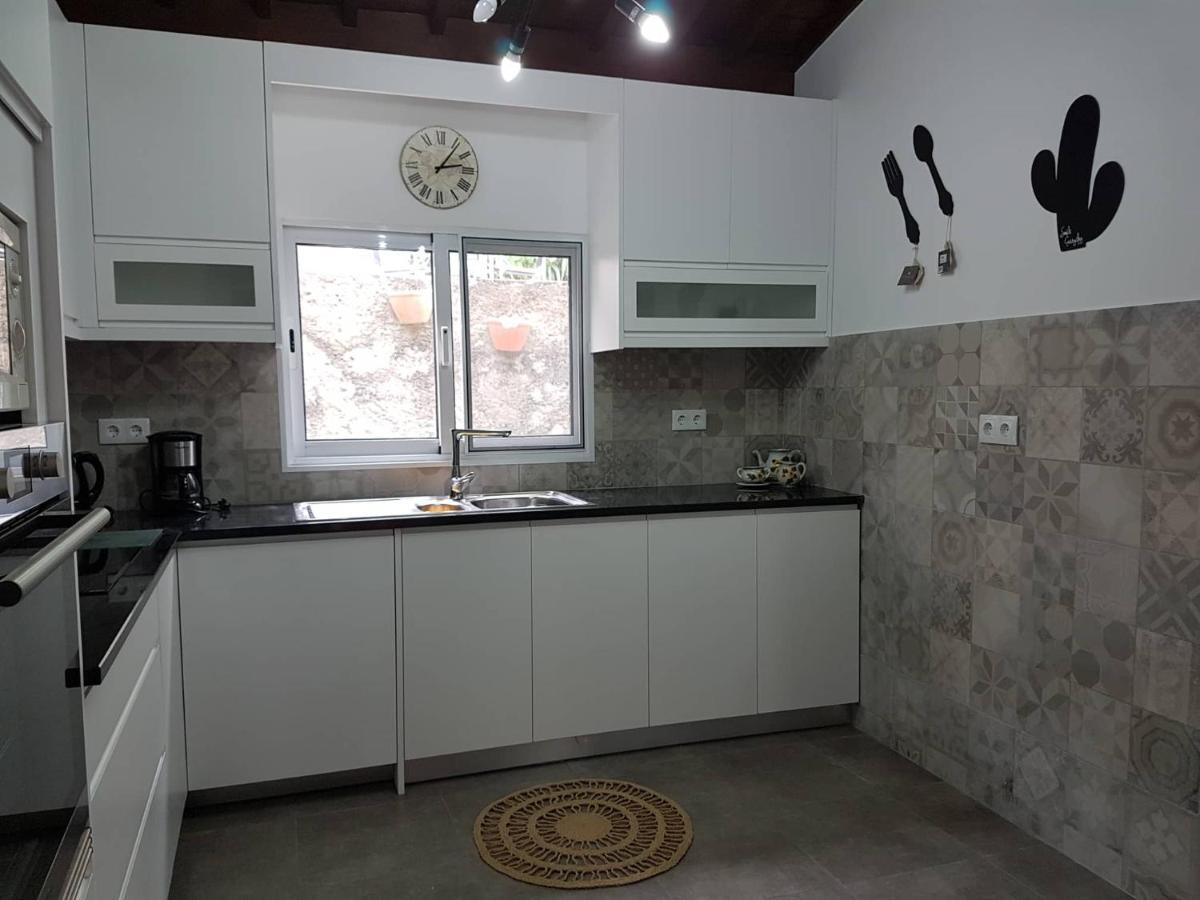 Join Our Relaxed House Near The Beach - Mosteiros Mosteiros  Kültér fotó